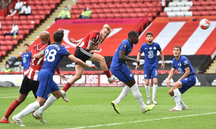 强强对话，两支球队在激烈争夺胜利