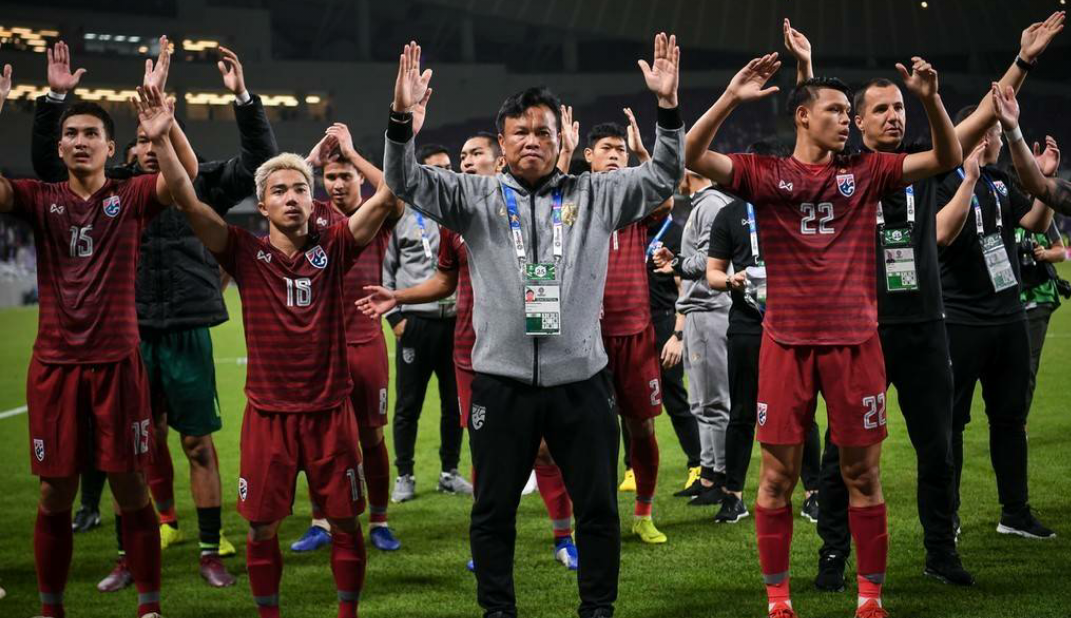 泰国队完胜中国队，黄鸭组合点燃赛场